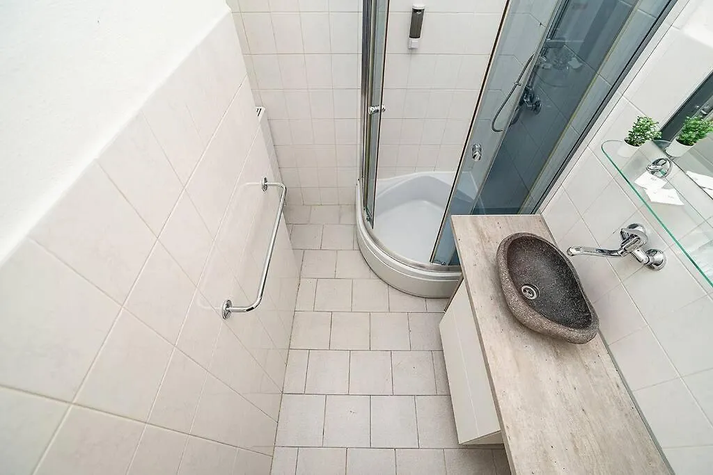 Modern Studio With Balcony, Tv Prag 0*,  Tschechische Republik